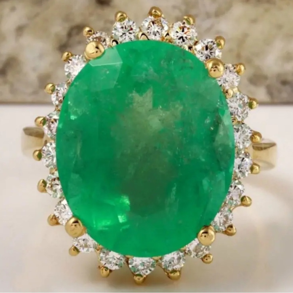 Solitaire emerald huge luxury ring